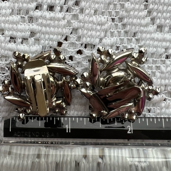 Vintage 1960s Classic Clip On Earrings - Picture 7 of 8
